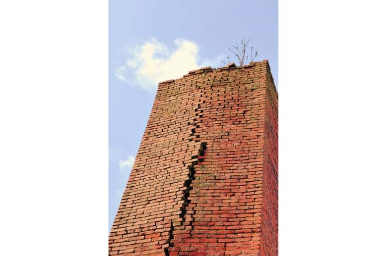 A cracked chimney masonry.