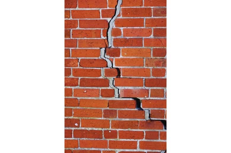 A vertical chimney crack.